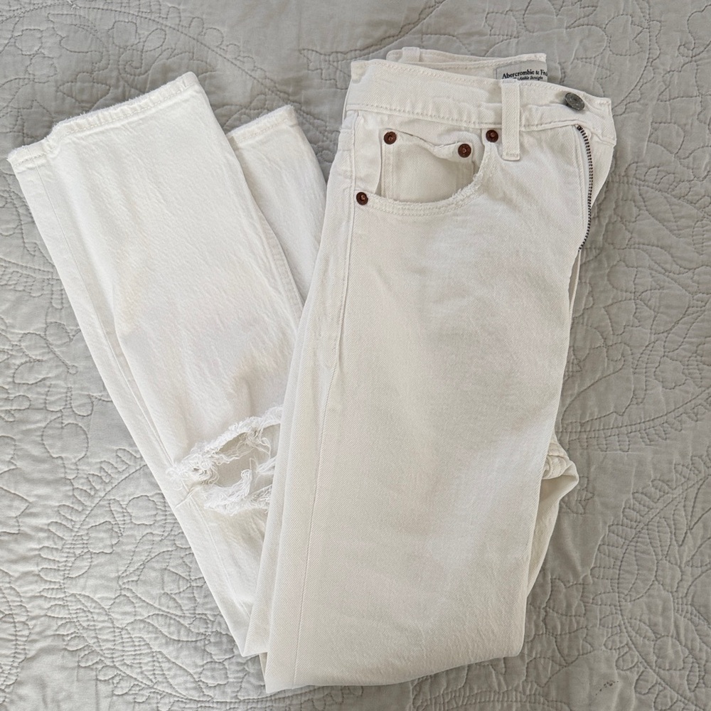 A&F Abercrombie & Fitch Off-White High-Rise Straight Jeans with Knee Rip